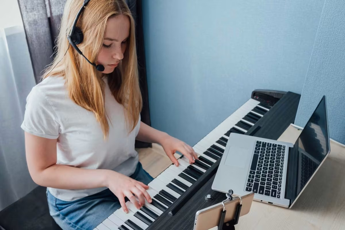 read music playing piano