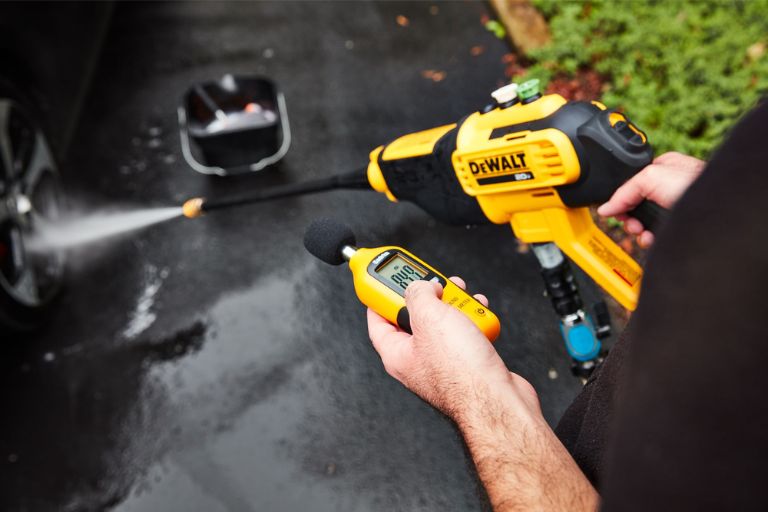 battery operated pressure washer cleaning power