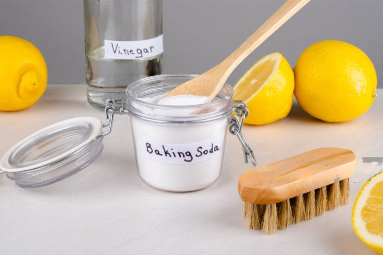 clean drinking glasses with vinegar and baking soda