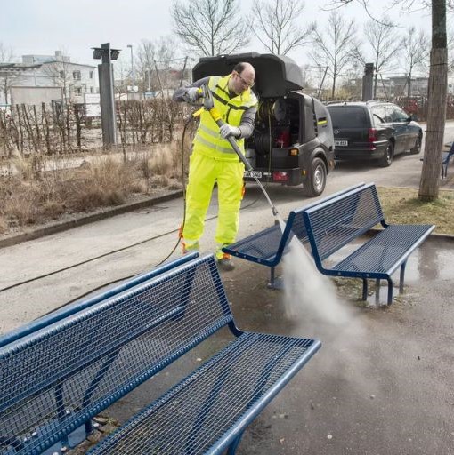cleaning dirt and oil with hot water pressure washers